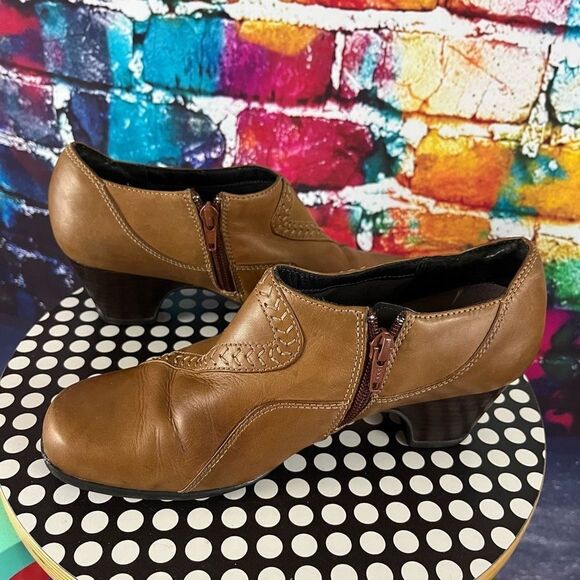 Clarks Bendables Tan Leather Side Zip Ankle Booties Size 8 Medium - Picture 7 of 7
